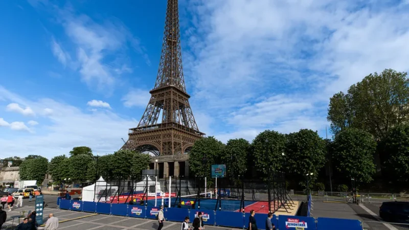 « Ça fait ambiance JO » : mais pourquoi une piste de padel a-t-elle vu le jour au pied de la tour Eiffel ?